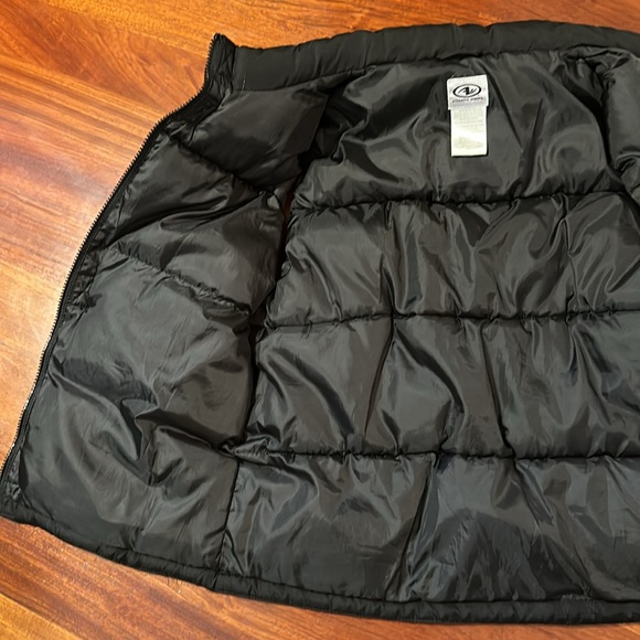 Boys puffer vest / black / L (10/12) zipper and Velcro close - Picture 8 of 10